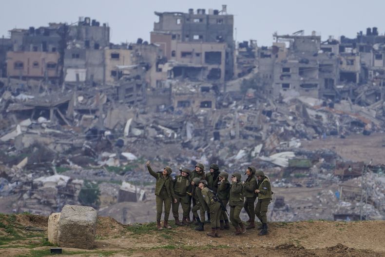 Soldados israelíes posan para una selfie en la frontera de la Franja de Gaza, en el sur de Israel, el lunes 19 de febrero de 2024. (AP Photo/Tsafrir Abayov)
