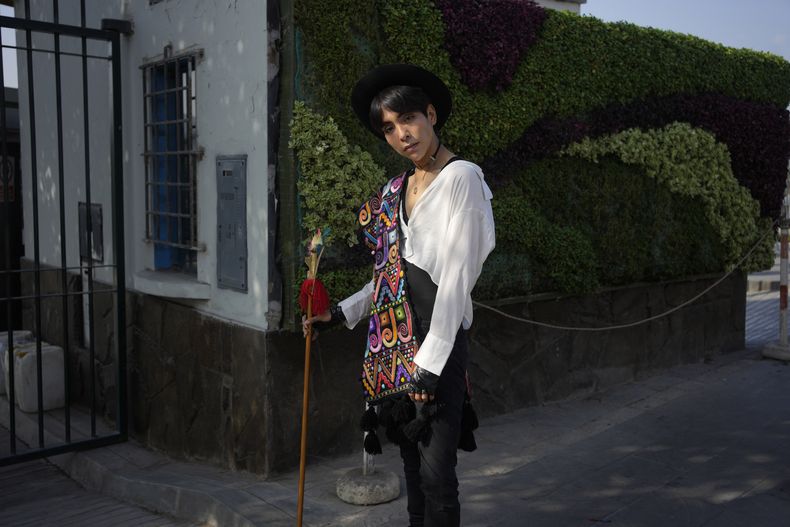 El cantante peruano Lenin Tamayo posa para un retrato en el centro de Lima, Perú, el 3 de agosto de 2023. Con su fusión de K-pop y cultura andina, el músico de 23 años es conocido como creador del Q-pop o Quechua pop, con canciones en español y quechua. (Foto AP/Martin Mejia)