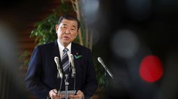 El primer ministro de Japón, Shigeru Ishiba, habla con reporteros tras una reunión del negociador japonés en la Casa Blanca sobre aranceles, en las oficinas del primer ministro en Tokio, Japón, el 17 de abril de 2025. (Franck Robichon/Pool Foto vía AP)