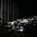Grupos de rescatistas buscan entre los escombros de un edificio que se derrumbó en los terremotos ocurridos en La Guaira, Venezuela, el martes 30 de junio de 2026. (AP Foto/Ariana Cubillos)