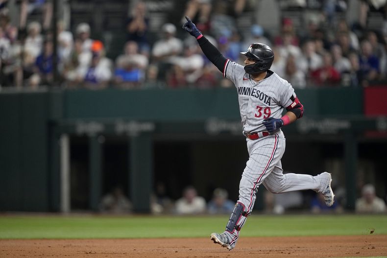 El colombiano Donovan Solano, de los Mellizos de Minnesota, festeja su jonrón solitario al recorrer las bases frente los Rangers de Texas, el sábado 2 de septiembre de 2023 (AP Foto/Tony Gutiérrez)