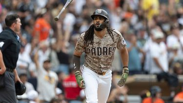 Fernando Tatis Jr., de los Padres de San Diego, lanza el bate después de conectar un cuadrangular durante la cuarta entrada del juego de béisbol de Grandes Ligas frente a los Astros de Houston el domingo 9 de agosto de 2026, en San Diego. (AP Foto/Karl Anderson)