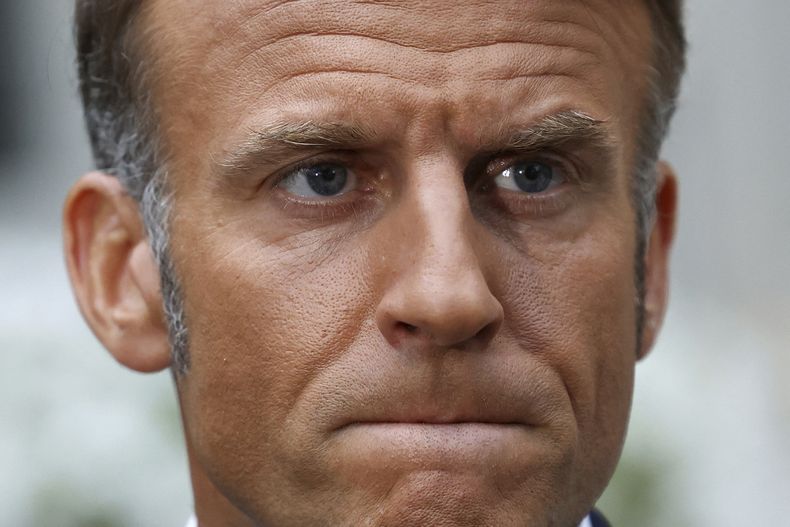 El presidente de Francia, Emmanuel Macron, habla con los medios tras una reunión con el presidente de Estados Unidos, Donald Trump, el presidente de Ucrania, Volodymyr Zelenskyy, y otros líderes europeos, entre negociaciones para poner fin a la guerra de Rusia en Ucrania, en la embajada de Francia en Washington, D.C., el lunes 18 de agosto de 2025. (Yves Herman/Pool via AP)