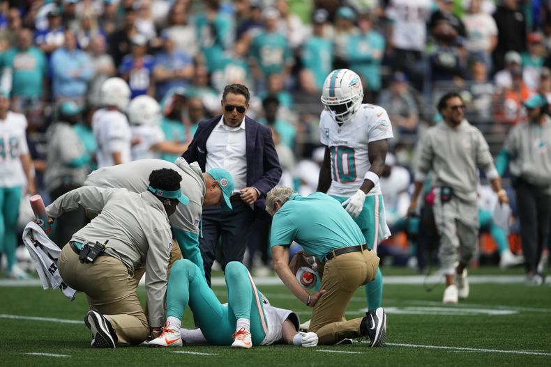 El quarterback Skylar Thompson, de los Dolphins de Miami, yace tendido en el terreno de juego después de una jugara durante la segunda mitad del juego de la NFL en contra de los Seahawks de Seattle, el domingo 22 de septiembre de 2024, en Seattle. (AP Foto/Lindsey Wasson)