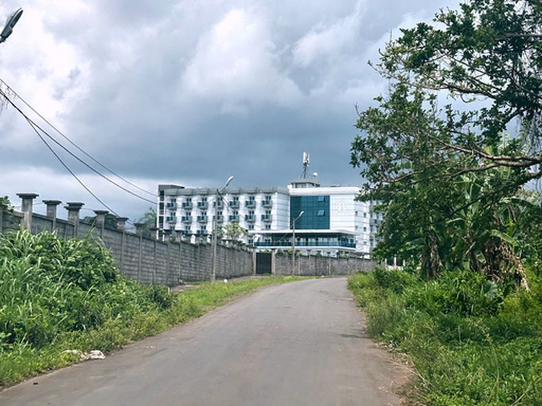 El Hotel Bamy, donde están retenidos varios migrantes, en Malabo, Guinea Ecuatorial, el 2 de abril del 2026. (AP foto/Monika Pronczuk)