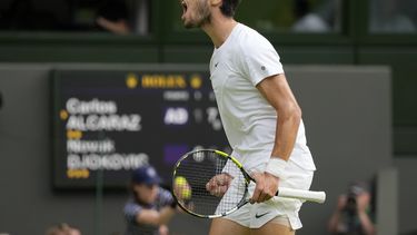 Carlos Alcaraz grita tras ganar un punto ante Novak Djokovic durante la final masculina de Wimbledon, el domingo 16 de julio de 2023, en Londres. (AP Foto/Kirsty Wigglesworth)