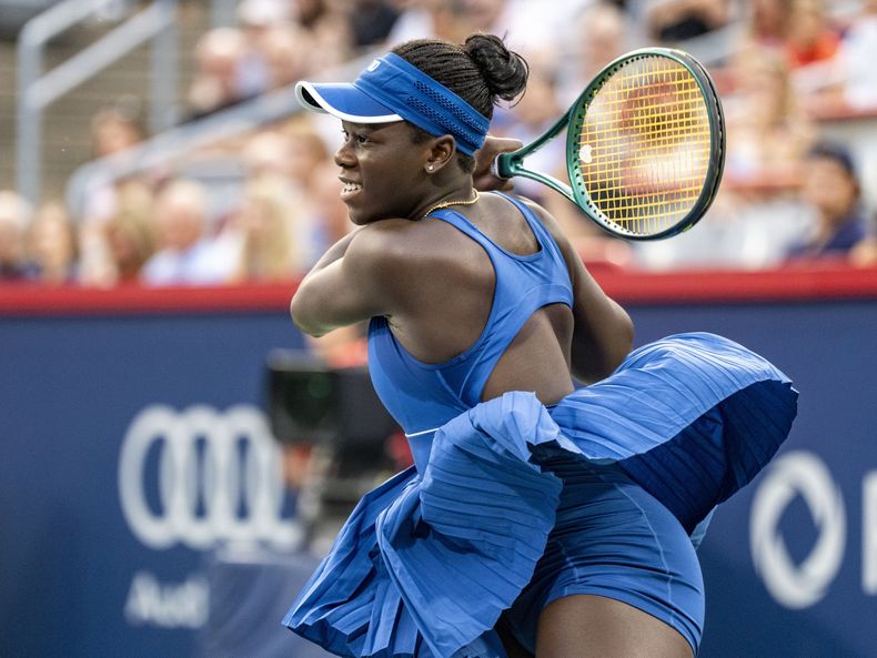 La canadiense Victoria Mboko da seguimiento a un tiro ante la estadounidense Coco Gauff en la ronda de octavos de final del Abierto de Montreal el sábado 2 de agosto del 2025. (Christinne Muschi/The Canadian Press via AP)