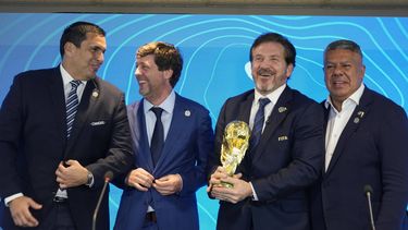 El presidente de la federación de Paraguay Robert Harrison (izquierda), el presidente de la federación de Uruguay Ignacio Alonso (centro), el presidente de la CONMEBOL Alejandro Domínguez (tercero a la izquierda y el presidente de la federación de Argentina Claudio Tapia sostiene el trofeo de la Copa Mundial durante una rueda de prensa, el miércoles 4 de octubre de 2023, en Luque, Paraguay. Domínguez anunció que los partidos inaugurales del Mundial 2030 se jugarán en Argentina, Uruguay y Paraguay. (AP Foto/Jorge Sáenz)