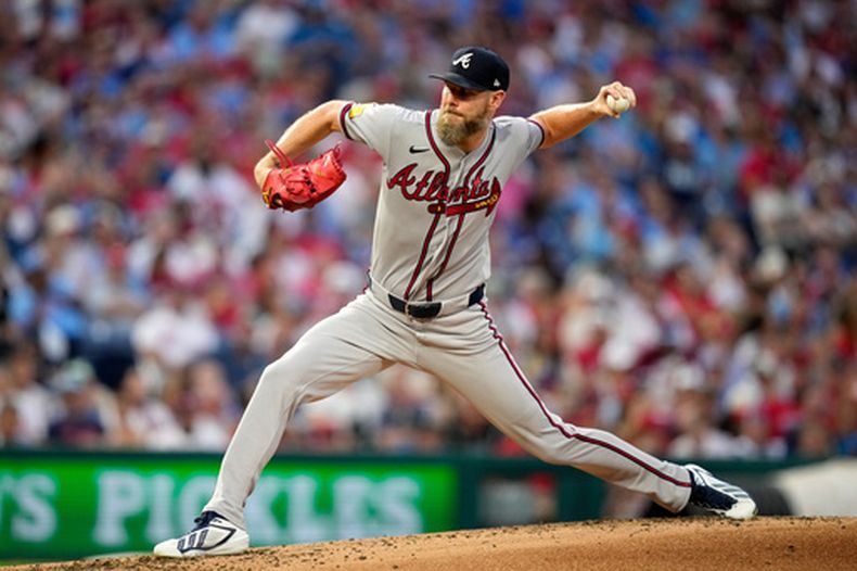 Chris Sale, de los Bravos de Atlanta, lanza durante la segunda entrada del juego de béisbol de Grandes Ligas contra los Filis de Filadelfia el viernes 4 de septiembre de 2026, en Filadelfia. (AP Foto/Matt Slocum)