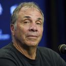 ARCHIVO - Bruce Arena, técnico del Revolution de Nueva Inglaterra, escucha una pregunta durante una conferencia de prensa, el domingo 25 de julio de 2021 (AP Foto/Mary Schwalm, archivo)
