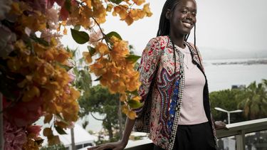 La directora Ramata-Toulaye Sy posa para promover la película Banel e Adama en la 76a edición del festival internacional de cine, Cannes, en el sur de Francia, el sábado 20 de mayo de 2023. (Foto Scott Garfitt/Invision/AP)