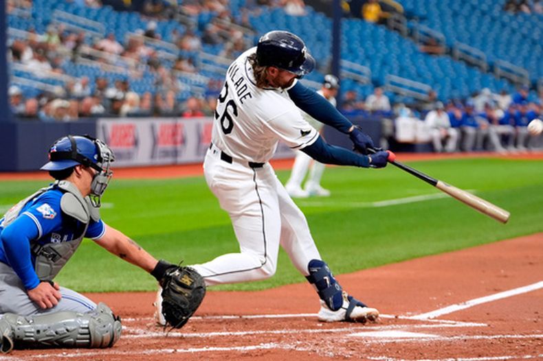 Ryan Vilade de los Rays de Tampa Bay conecta un jonrón de tres carreras frente al pitcher de los Azulejos de Toronto Eric Lauer el lunes 4 de mayo del 2026. (AP Foto/Chris OMeara)