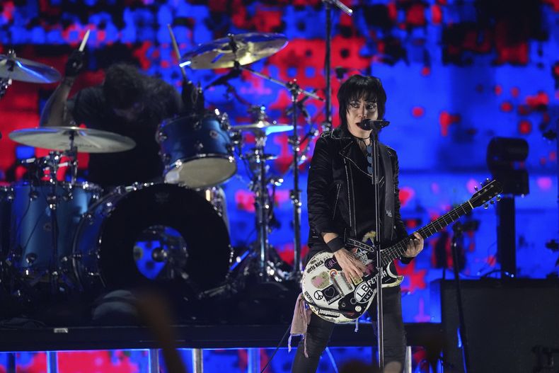 Joan Jett, derecha, se presenta con Dave Grohl de Nirvana durante el concierto benéfico FireAid el jueves 30 de enero de 2025 en The Forum en Inglewood, California. (Foto AP/Chris Pizzello)