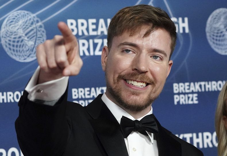 ARCHIVO - Jimmy Donaldson, conocido en línea como MrBeast, llega a la 11ª Ceremonia de los Premios Revelación el 5 de abril de 2025 en Los Ángeles. (Foto de Jordan Strauss/Invision/AP Archivo)