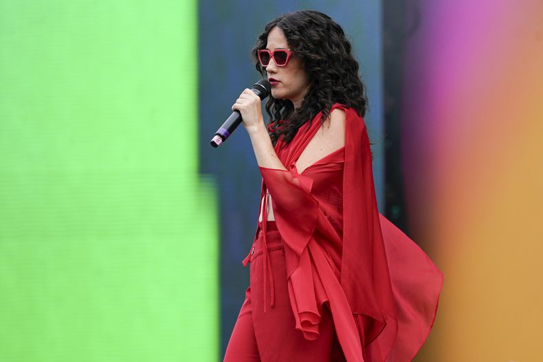 La cantautora mexicana Ximena Sariñana durante su concierto en el festival HERA HSBC en la Ciudad de México el sábado 24 de agosto de 2024. (Foto AP/Aurea Del Rosario)