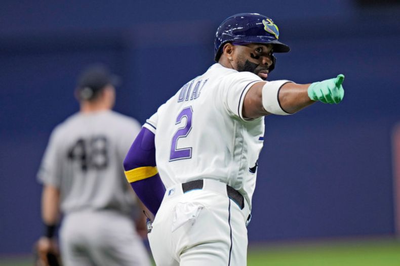 Yandy Díaz, de los Rays de Tampa Bay, señala hacia el dugout tras conectar un jonrón de dos carreras ante el lanzador Luis Gil, de los Yankees de Nueva York, durante la primera entrada de un juego de béisbol el viernes 10 de abril de 2026, en St. Petersburg, Florida. (Foto AP/Chris OMeara)