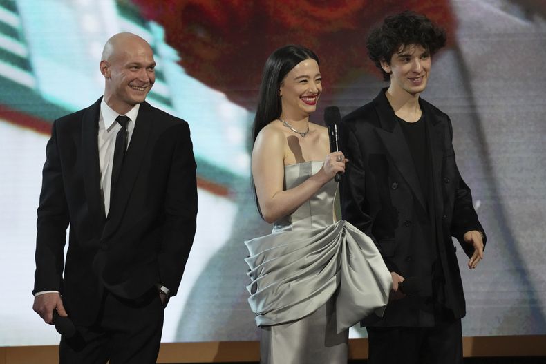 Yura Borisov, de izquierda a derecha, Mikey Madison, y Mark Eydelshteyn hablan sobre Anora en la 31ª edición anual de los Premios SAG el domingo 23 de febrero de 2025 en el Shrine Auditorium de Los Ángeles. (Foto AP/Chris Pizzello)