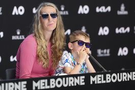 apoyada por su hijo, azarenka va a 4ta ronda en australia