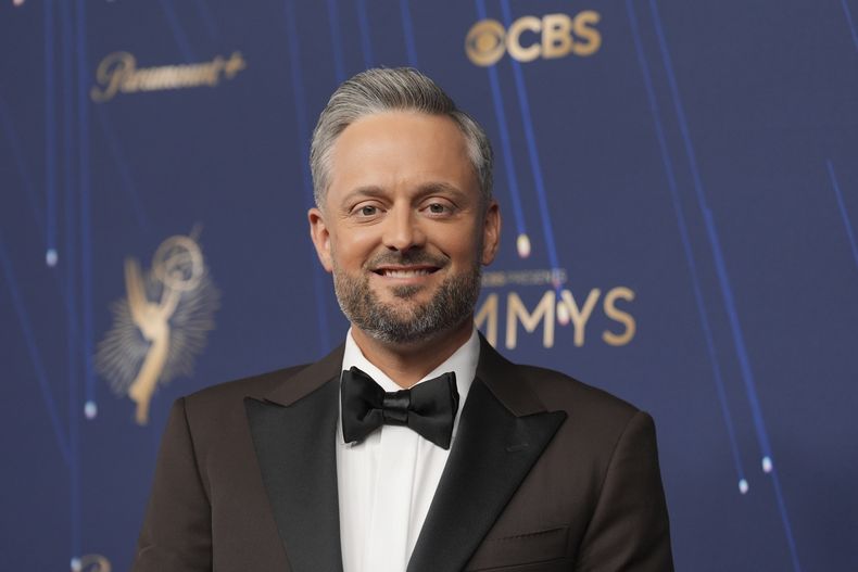 Nate Bargatze llega a la 77a entrega de los premios Emmy el domingo 14 de septiembre de 2025 en el Teatro Peacock de Los Ángeles. (Foto AP/Jae C. Hong)