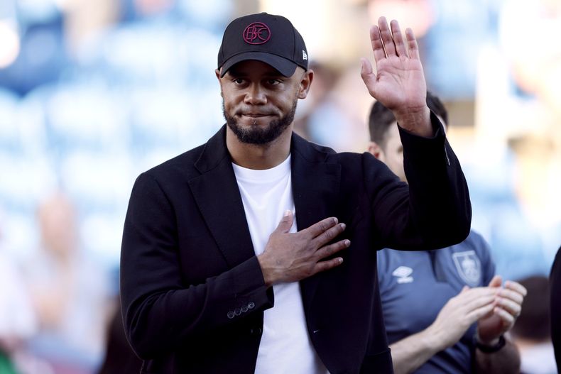 El técnico del Burnley Vincent Kompany hace un gesto durante el encuentro ante el Nottingham Foresten la Liga Premier el domingo 19 de mayo del 2024. (Richard Sellers/PA via AP)