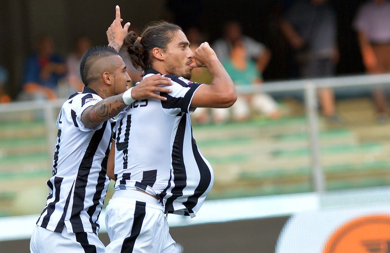 El jugador de la Juventus, Mart&iacute;n C&aacute;ceres, derecha, festeja un gol contra el Chievo Verona en la Serie A el s&aacute;bado, 30 de agosto de 2014, en Verona, Italia. (AP Photo/Massimo Pinca)