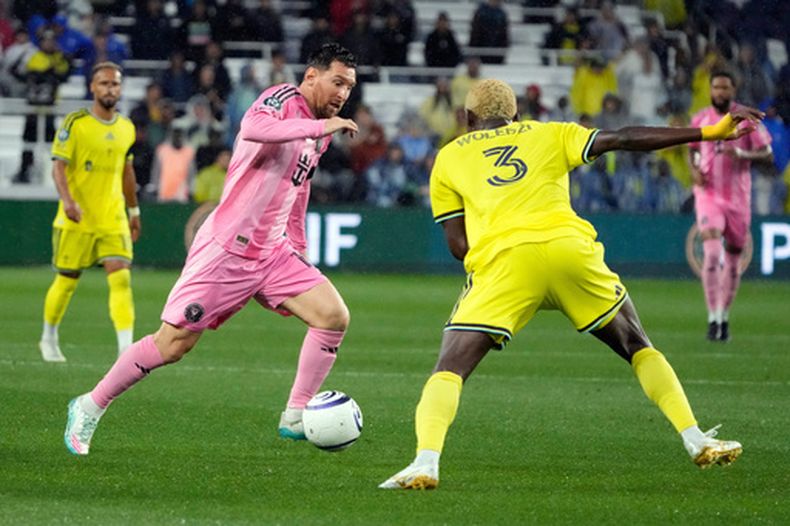 El delantero del Inter Miami Lionel Messi conduce el balón frente al defensor de Nashville Maxwell Woledzi en el encuentro de los octavos de final de la CONCACAF Copa de Campeones el miércoles 11 de marzo del 2026. (AP Foto/Mark Humphrey)