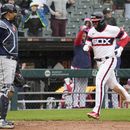 Elvis Andrus, derecha, de los Medias Blancas de Chicago, anota con sencillo productor de Adam Haseley mientras el receptor de los Rays de Tampa Bay, Christian Bethancourt, observa el campo durante la novena entrada del juego de béisbol en Chicago, el domingo 30 de abril de 2023. Medias Blancas ganaron 12-9. (AP Foto/Nam Y. Huh)