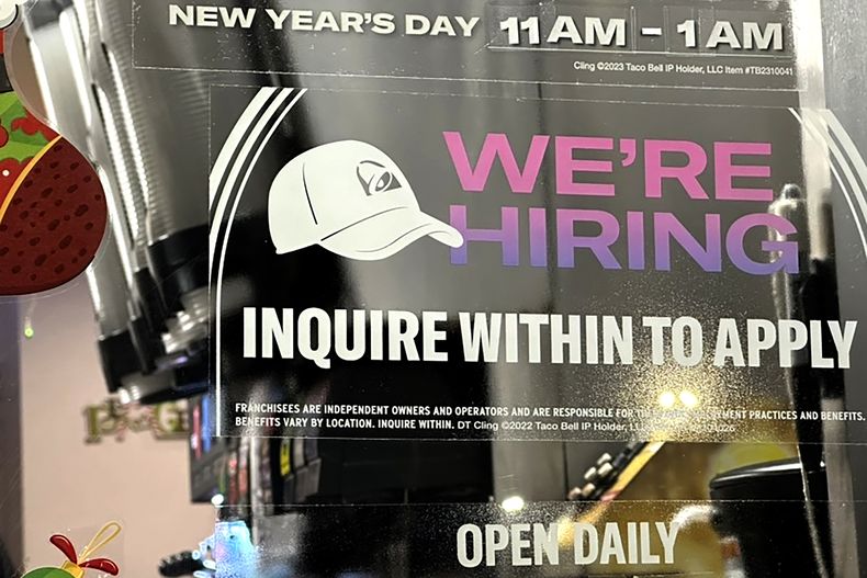 Un cartel buscando empleados en un restaurante de Glenview, Illinois, el 12 de diciembre de 2023. (Foto AP /Nam Y. Huh)