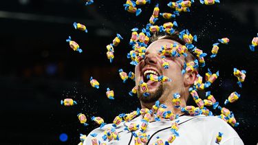 Cal Raleigh, de los Marineros de Seattle, sonríe mientras un compañero le arroja goma de mascar, luego de la victoria sobre los Yanquis de Nueva York, el miércoles 31 de mayo de 2023 (AP Foto/Lindsey Wasson)