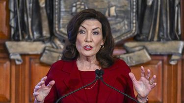 ARCHIVO - La gobernadora de Nueva York, Kathy Hochul, habla en el Capitolio estatal en Albany, 1 de febrero de 2023. Un organismo independiente revisará las medidas contra el antisemitismo en la City University de Nueva York, la universidad pública urbana más grande de la nación, anunció el martes 31 de octubre de 2023 la gobernadora Kathy Hochul, al multiplicarse las protestas contra la guerra entre Israel y Hamas en los campus de todo el país. (AP Foto/Hans Pennink, File)