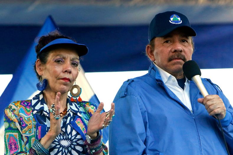 ARCHIVO - El presidente Daniel Ortega y su esposa, la entonces vicepresidenta Rosario Murillo, encabezan un mitin en Managua, Nicaragua, el 5 de septiembre de 2018. (AP Foto/Alfredo Zuniga, Archivo)