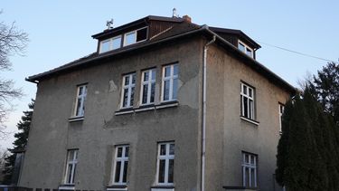 Imagen de la antigua casa de Rudolf Höss, comandante de Auschwitz, que está siendo transformada en el Centro Auschwitz sobre Odio, Extremismo y Radicalización, el domingo 26 de enero de 2025, en Oswiecim, Polonia. (AP Foto/Czarek Sokolowski)