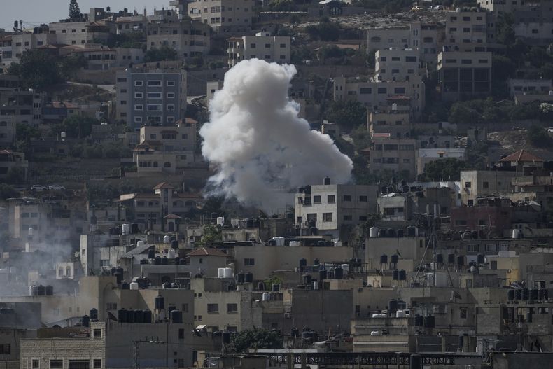 Una humareda se alza durante una redada israelí en el bastión miliciano de Yenín, en la ocupada Cisjordania, el lunes 3 de julio de 2023. Al menos tres palestinos murieron en la incursión, según autoridades médicas palestinas. (AP Foto/Majdi Mohammed)