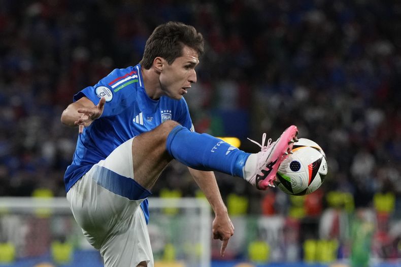 ARCHIVO - El italiano Federico Chiesa controla el balón en el partido contra Albania en la Eurocopa, el 15 de junio de 2024, en Dortmund. (AP Foto/Alessandra Tarantino)