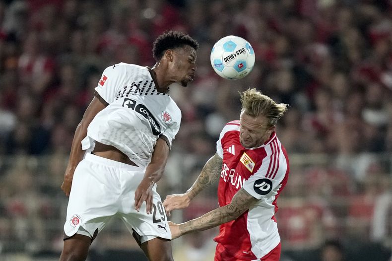 Morgan Guilavogui, de St. Paul, remata de cabeza en un partido ante Union de Berlín, el viernes 30 de agosto de 2024, en la Bundesliga (AP F-oto/Ebrahim Noroozi)