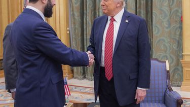 En esta foto publicada por el Palacio Real de Arabia Saudí, el presidente Donald Trump estrecha la mano del presidente interino de Siria, Ahmad al-Sharaa, en Riad, Arabia Saudí, el 14 de mayo de 2025. (Bandar Aljaloud/Palacio Real de Arabia Saudí vía AP)