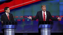 Los aspirantes presidenciales republicanos Donald Trump, a la derecha, y el senador Marco Rubio, de Florida, durante un debate presidencial el 10 de marzo de 2016, en Coral Gables, Florida. (Foto AP/Wilfredo Lee, Archivo)