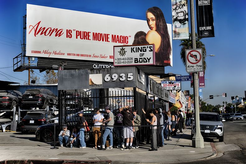 Fanáticos de la película Anora hacen fila en un evento emergente de productos relacionados con el filme el sábado 9 de noviembre de 2024 en Los Ángeles. (Foto AP/Richard Vogel)