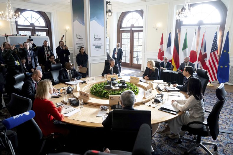 La ministra canadiense de Asuntos Exteriores, Melanie Joly (C), habla junto a, de izquierda a derecha, la jefa de política exterior de la Unión Europea, Kaja Kallas, el ministro francés de Asuntos Exteriores, Jean-Noel Barrot, el ministro británico de Asuntos Exteriores, David Lammy, el ministro japonés de Asuntos Exteriores, Iwaya Takeshi, el secretario de Estado estadounidense, Marco Rubio, la ministra alemana de Asuntos Exteriores, Annalena Baerbock, el ministro italiano de Asuntos Exteriores, Antonio Tajani, en la reunión de ministros de Asuntos Exteriores del G7 en La Malbaie, Canadá, viernes 14 de marzo de 2025. (Saul Loeb, Pool Photo via AP)