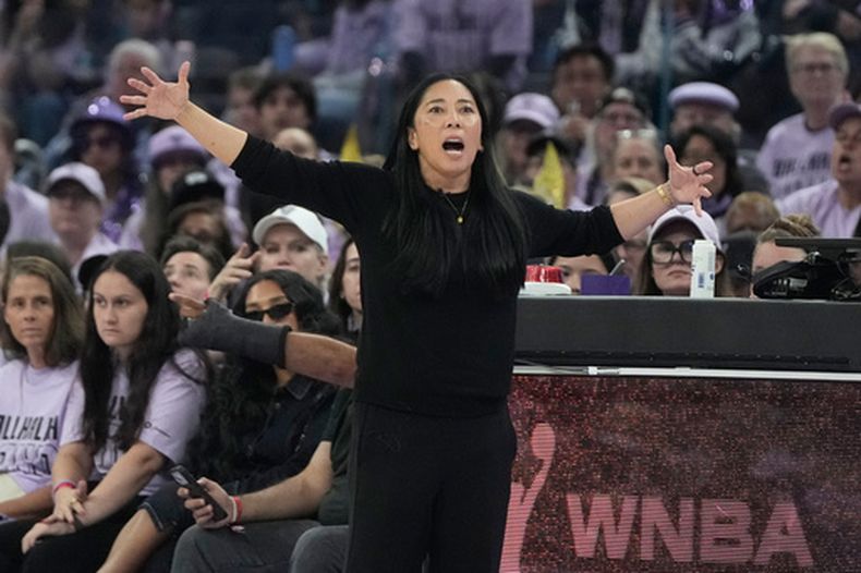Natalie Nakase, entrenadora de las Valkyries de Golden State, da indicaciones durante el tercer partido de la serie de playoffs ante las Wings de Dallas, el viernes 2 de octubre de 2026 (AP Foto/Jeff Chiu)