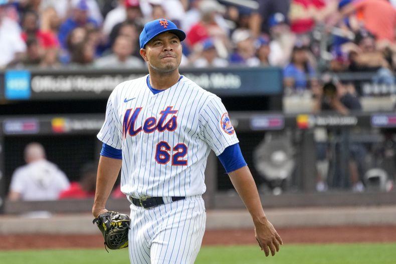 El lanzador colombiano de los Mets de Nueva York José Quintana reacciona ante los aplausos de la afición mientras salía del campo al ser reemplazado en la séptima entrada del juego ante los Rojos de Cincinnati, en Nueva York. Domingo 17 de septiembre de 2023. (AP Foto/Mary Altaffer)