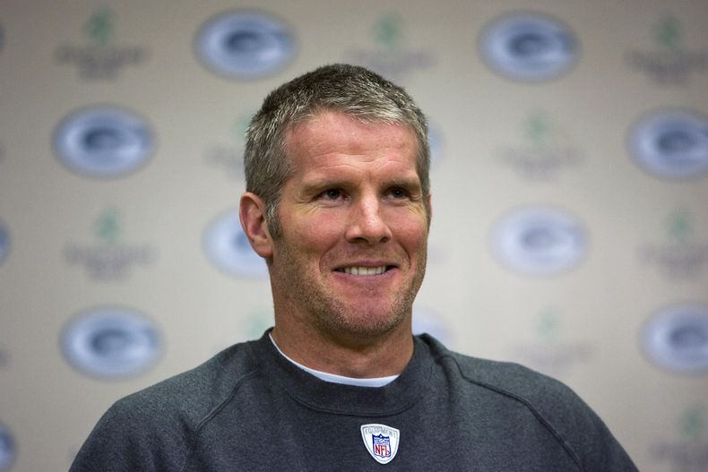 Brett Favre durante una conferencia de prensa en Green Bay, Wisconsin, el 20 de enero del 2008. Los Packers han dicho que retirar&aacute;n su casaca e incorporar&aacute;n al quarterback al Sal&oacute;n de la Fama de la divisa.  (AP Photo/Morry Gash, File)