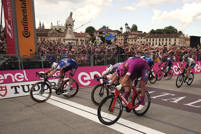 Tim Merlier (izquierda) supera en el sprint a Jonathan Milan (derecha) para ganar la 18va etapa del Giro de Italia, el jueves 23 de marzo de 2024. (Massimo Paolone/LaPresse vía AP)