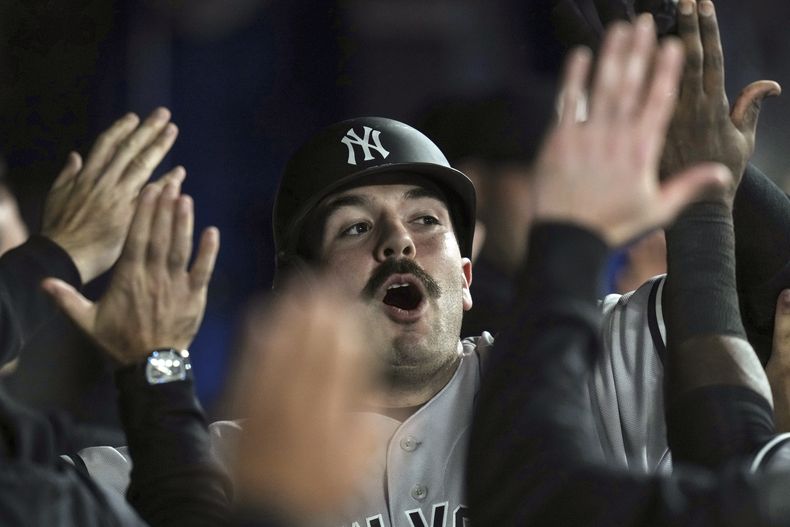 Austin Wells, de los Yanquis de Nueva York, festeja en la cueva luego de batear un jonrón de dos carreras en el juego del martes 26 de septiembre de 2023, ante los Azulejos de Toronto (Chris Young/The Canadian Press via AP)
