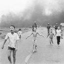 ARCHIVO - Las fuerzas de Vietnam del Sur siguen a niños aterrorizados, incluida Kim Phuc, de 9 años, en el centro, mientras corren por la Ruta 1 cerca de Trang Bang después de un ataque aéreo con napalm contra presuntos escondites del Viet Cong, el 8 de junio de 1972. (Foto AP/Nick Ut, archivo)