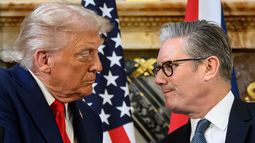 ARCHIVO - El presidente de Estados Unidos, Donald Trump, izquierda, y el primer ministro británico Keir Starmer se saludan en una conferencia de prensa en Chequers cerca de Aylesbury, Inglaterra, el jueves 18 de septiembre de 2025. (Leon Neal/Pool Foto via AP, Archivo)