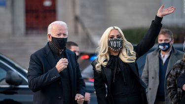 estos artistas felicitaron con alegria a joe biden por su entrada a la casa blanca