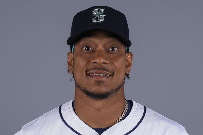 ARCHIVO - Foto del 23 de febrero del 2024, el dominicano Jorge Polanco de los Marineros de Seattle en la foto de equipo. (AP Foto/Lindsey Wasson, Archivo)