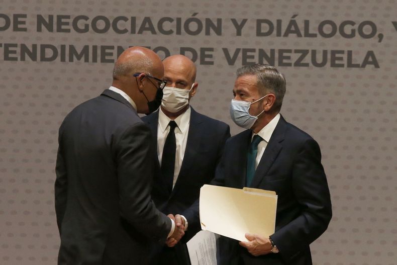 ARCHIVO - El presidente de la Asamblea Nacional de Venezuela, Jorge Rodríguez, izquierda, le da la mano al delegado de la oposición venezolana, Gerardo Blyde Pérez, en la Ciudad de México, el 13 de agosto de 2021. El gobierno y la oposición de Venezuela reanudarán su diálogo, mediado por Noruega, con conversaciones programadas para el martes 17 de octubre de 2023 en Barbados, dijo la embajada de Noruega en México el 16 de octubre de 2023 en un breve comunicado. (AP Foto/Marco Ugarte, Archivo)