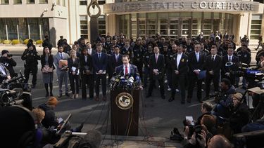 Frank Tarantino II, agente especial de la DEA --al centro, en primer plano--, habla en una conferencia de prensa frente a un tribunal federal el viernes 28 de febrero de 2025, en el distrito de Brooklyn de la ciudad de Nueva York, tras la lectura de cargos a los narcotraficantes Rafael Caro Quintero y Vicente Carrillo Fuentes. (AP Foto/Seth Wenig)